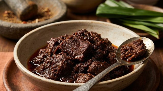 Kenapa Memanaskan Rendang Berulang Kali Bikin Bumbunya Makin Meresap? Rahasia Sains di Balik Kelezatan Kuliner Minang