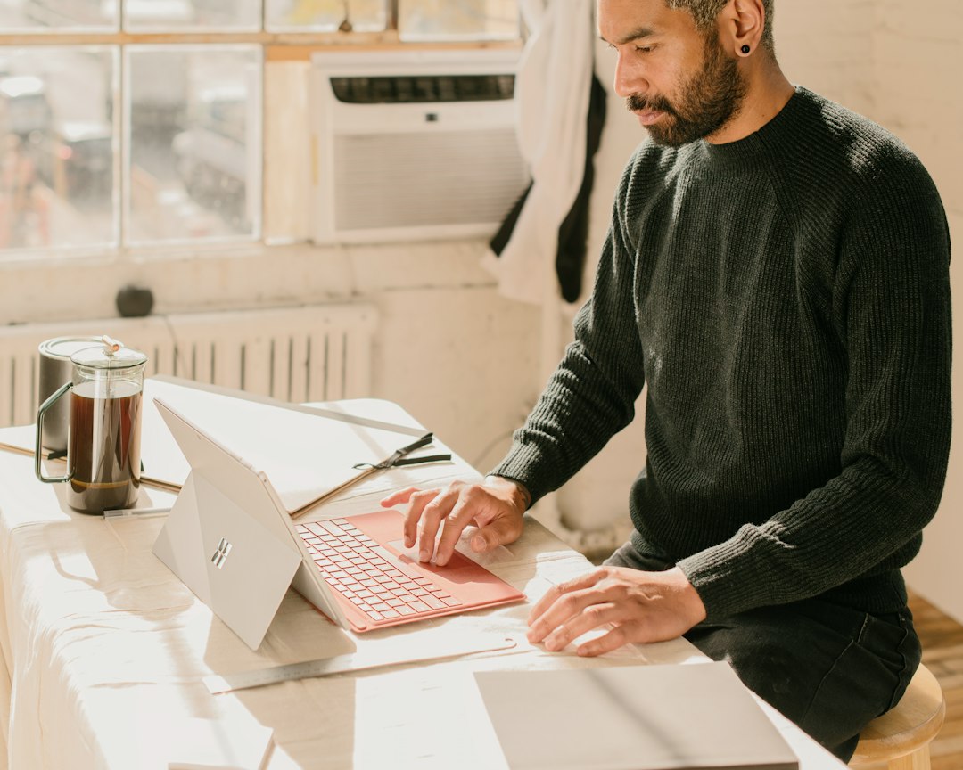 Pemilik usaha merencanakan bisnis menggunakan laptop dan catatan keuangan